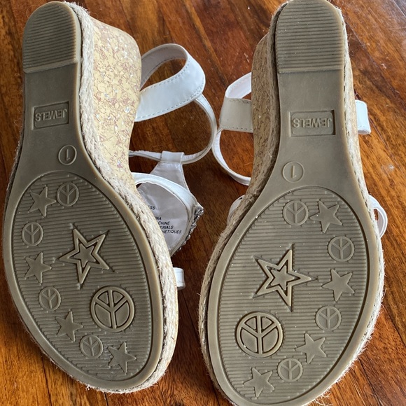 Jewels Princess Dress Shoes for Girls - Picture 11 of 15